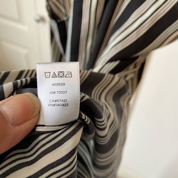 Sleeveless Vertical Striped Blouse , EUC - Picture 6 of 6